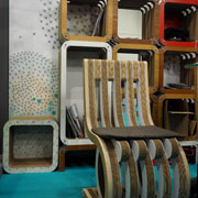 Libreria e sedia in cartone Lessmore, un esempio di economia circolare - Design Giorgio Caporaso