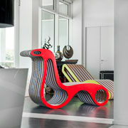 X2Chair chaise longue in cartone con finiture in legno laccato rosso. Design: Giorgio Caporaso for Lessmore