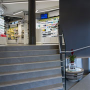 Arredi in cartone per una farmacia. Design Giorgio Caporaso per Lessmore