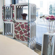 Arredi in cartone per una farmacia. Design Giorgio Caporaso per Lessmore