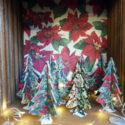 Alberi di Natale segnaposto in cartone Lessmore decorati con carte speciali